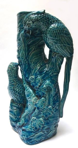 Vase en céramique bleu turquoise à décor...