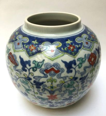Jarre en porcelaine à décor 