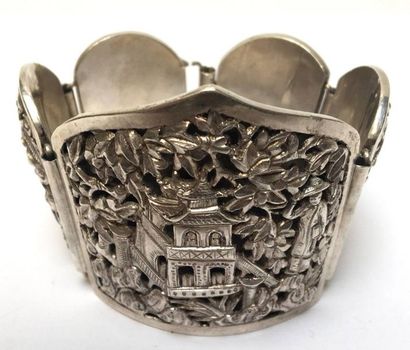 Bracelet en alliage d'argent à décor d'un...