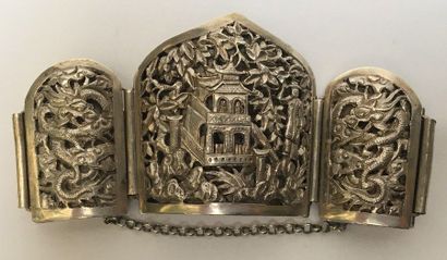 Bracelet en alliage d'argent à décor d'un...
