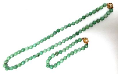 Collier et bracelet en boules de jade. Chine,...