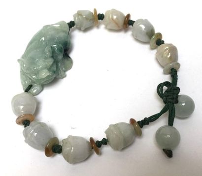 Bracelet composé de perles de jade en forme...