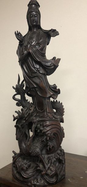 Kwanin debout sur un socle entouré de dragon....