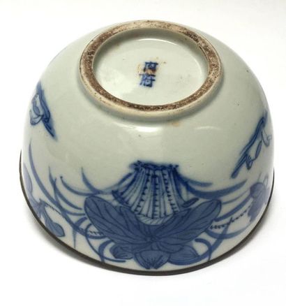 Blue and white porcelain ringed bowl with...