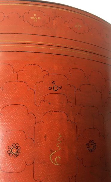 Round lacquer box. Burma, 20th century. 

H:...