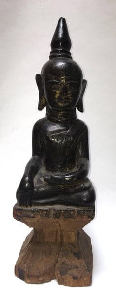 Buddha in lacquered wood. Shan sitting in...