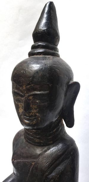 Buddha in lacquered wood. Shan sitting in...