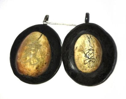 Two shells pendants 