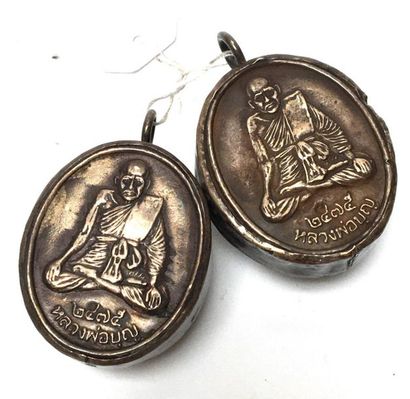 Two shells pendants 