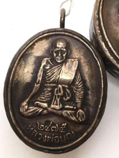Two shells pendants 
