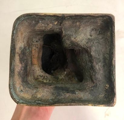 Sujet en bronze représentant un officiel...