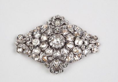 ELEMENT DE PARURE en or gris 18k (750/°°)...
