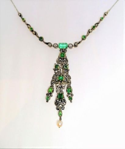 COLLIER en platine, or blanc, jaune18K (750/°°)...