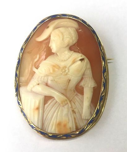 BROCHE camée à décor d'élégante accoudée,...