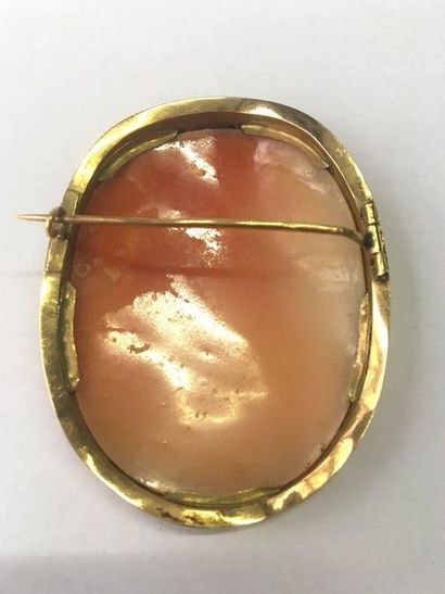 BROCHE camée à décor d'élégante accoudée,...