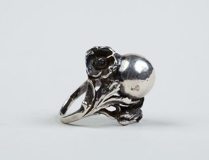 BAGUE en argent 925/°° à motif floral. Vers...