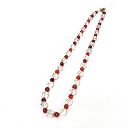 COLLIER composé d'un rang de perles de cristal...