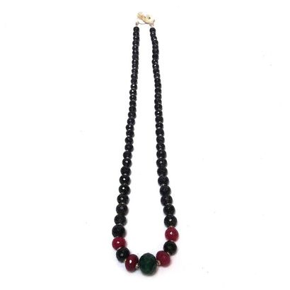 COLLIER composé en alternance de perles de...