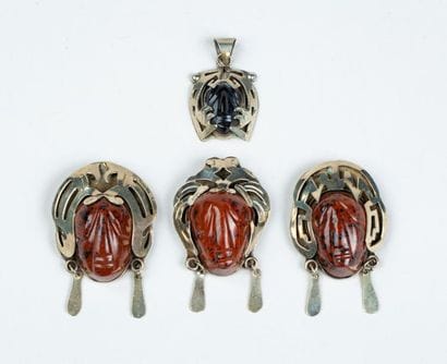 ENSEMBLE composé de trois broches pendentifs...