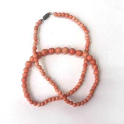 COLLIER en boule irrégulières de corail rose....