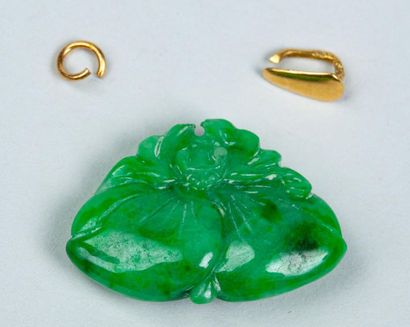 PENDENTIF en jade représentant 2 pêches de...