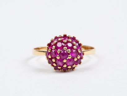 BAGUE en or jaune 18k (750/°°) centrée d'une...