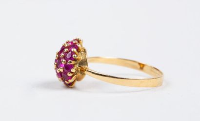 BAGUE en or jaune 18k (750/°°) centrée d'une...
