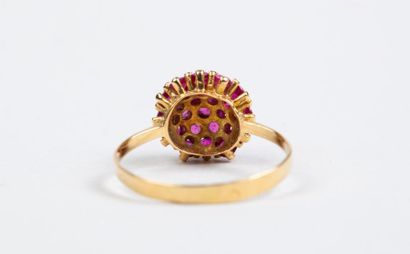 BAGUE en or jaune 18k (750/°°) centrée d'une...