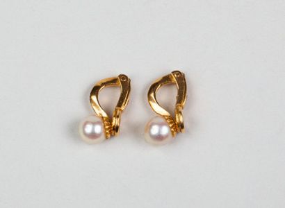 PAIRE DE CLIPS d'oreilles en or jaune 18k...