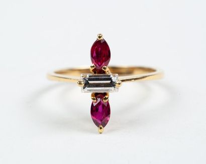 BAGUE en or jaune 18k (750/°°) centrée d'un...