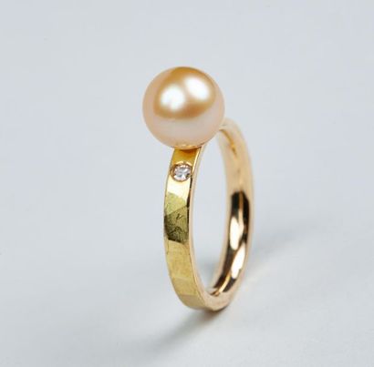 BAGUE jonc en or jaune 18K (750/°°) martelé,...