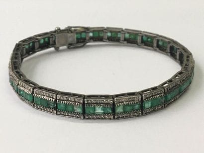 BRACELET ligne en argent 925/°° serti d'émeraudes...