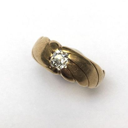 BAGUE jonc en or 18k (750/°°) à motif de...