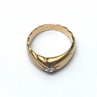 BAGUE jonc en or 18k (750/°°) à motif de...