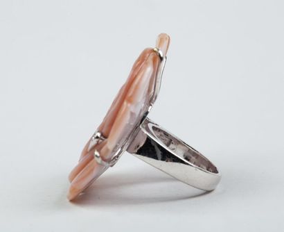 IMPORTANTE BAGUE en or gris 14k (585/°°)...