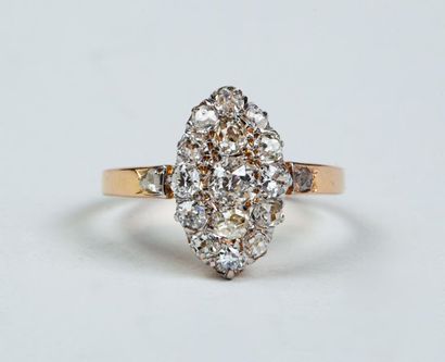 BAGUE marquise en or jaune 18k (750/°°) sertie...