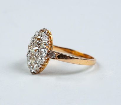 BAGUE marquise en or jaune 18k (750/°°) sertie...