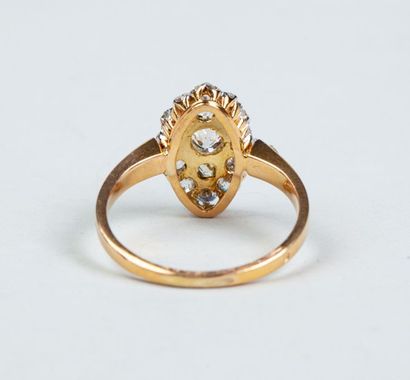 BAGUE marquise en or jaune 18k (750/°°) sertie...