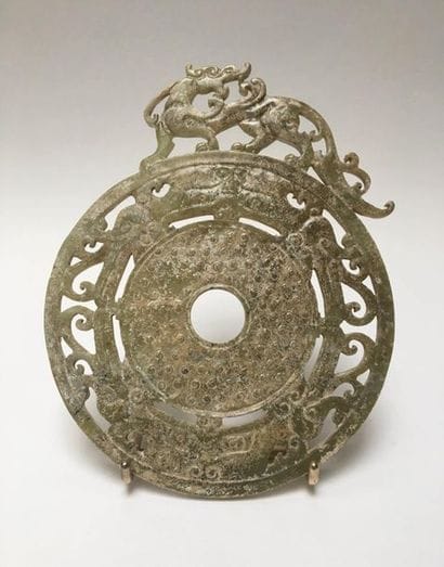 Important BI disk in green jade, surmounted...