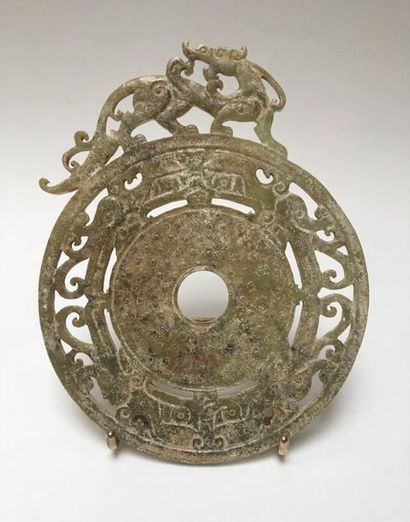 Important BI disk in green jade, surmounted...
