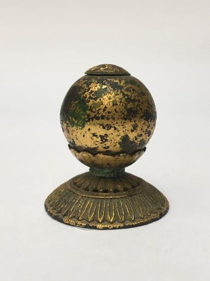 Top button of a mandarin headdress in gilt...