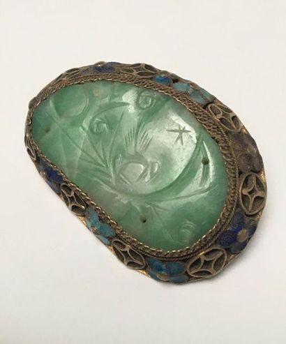 Brooch decorated with an agate (?) in a gilded...