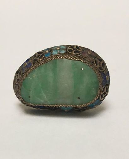 Brooch decorated with an agate (?) in a gilded...