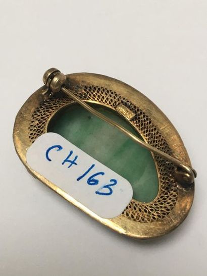 Brooch decorated with an agate (?) in a gilded...