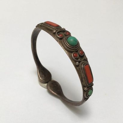 Silver metal bracelet set with turquoise...