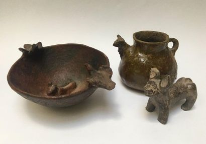 Set consisting of 3 objects: a globular vase...