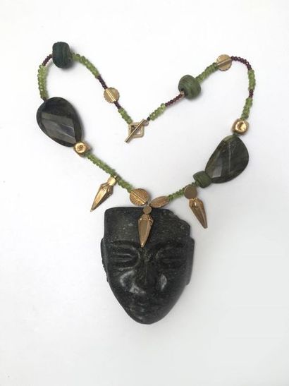 31 BIS - Necklace made of garnet, peridot,...