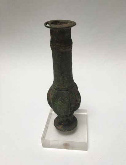Weapon mass made of bronze with a green patina....