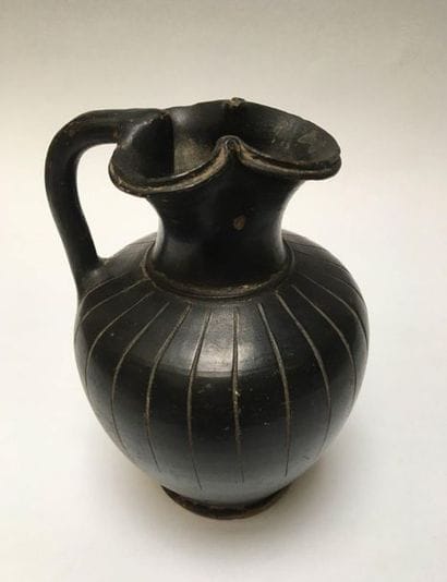 Eonochoé with black glazed ceramic trefoil...