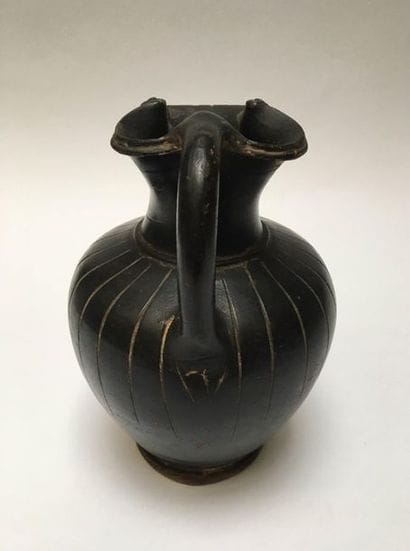 Eonochoé with black glazed ceramic trefoil...